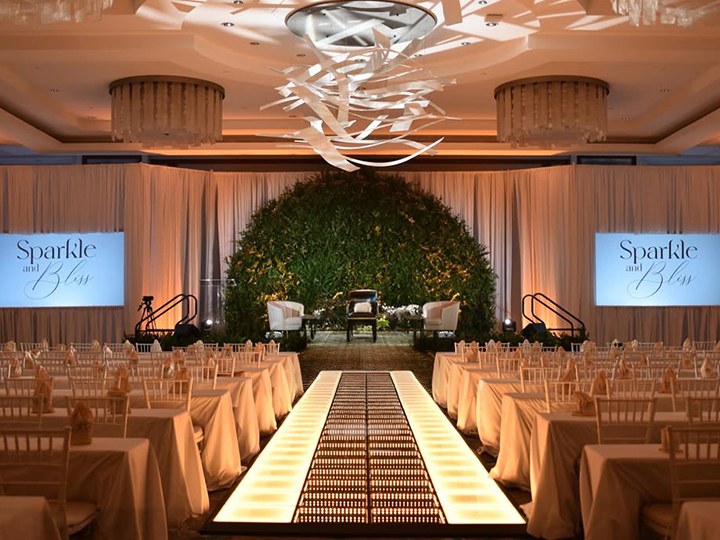 Well-set-conference-room-with-theater-style-seating.