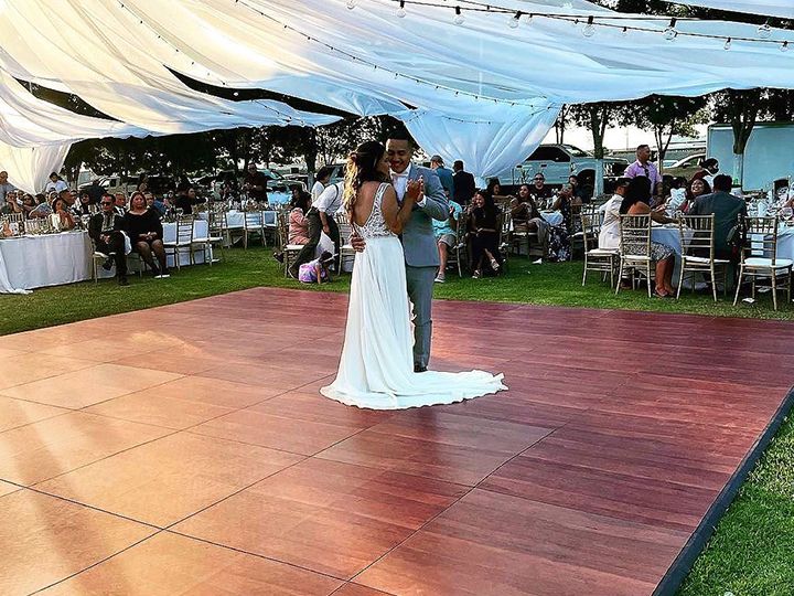 Azulejos-de-suelo-de-madera-para-bodas