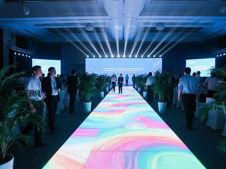 Pista de Baile LED en un evento corporativo, proyectando videos y branding para un impacto profesional