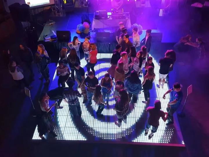 Pista de Baile LED en una fiesta, mostrando efectos personalizados de texto y gráficos para un ambiente vibrante