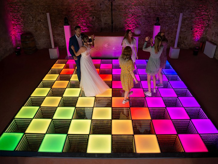 Pista-de-baile-grande-con-pocos-invitados-bailando