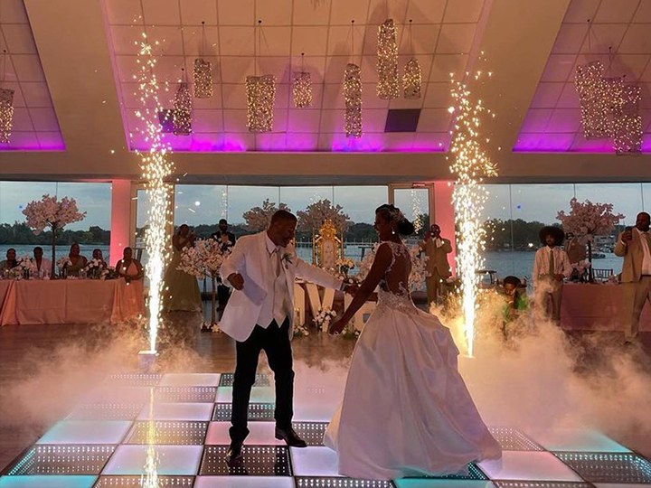 Pista-de-baile-para-boda-con-invitados-bailando