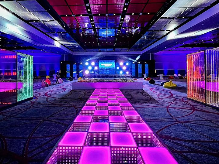 Spacious-event-entrance-with-clear-traffic-flow-signage.