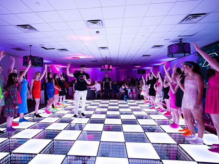 Ubicación-de-pista-de-baile-cerca-de-DJ-y-barra