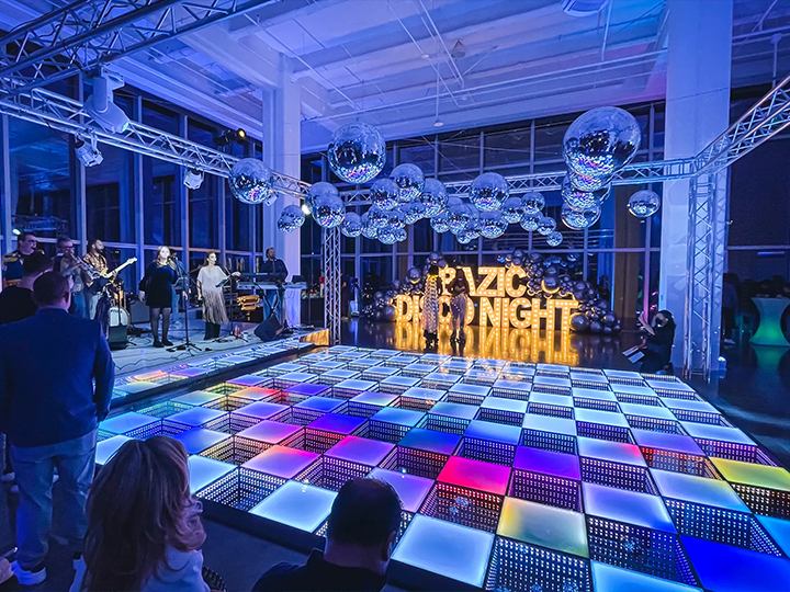 Smart-wedding-dance-floor-layout-in-a-venue-with-pillars.