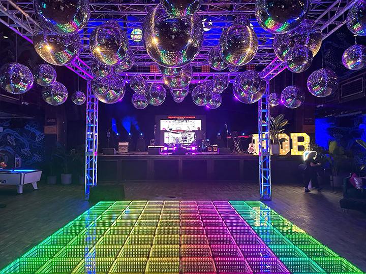 Well-planned-event-venue-with-clear-flow-around-the-dance-floor.